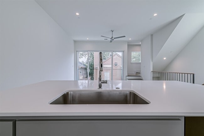 Building Photo - 6028 Lewis St