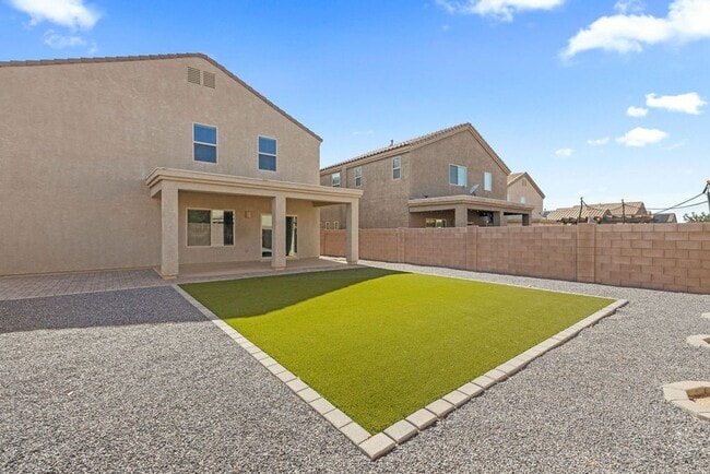 Building Photo - This very popular 2-story home floor plan ...