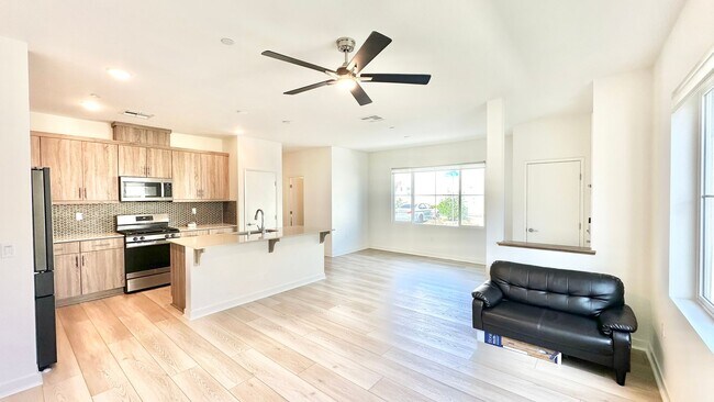 Building Photo - Beautiful, Newer Construction Home in Desi...