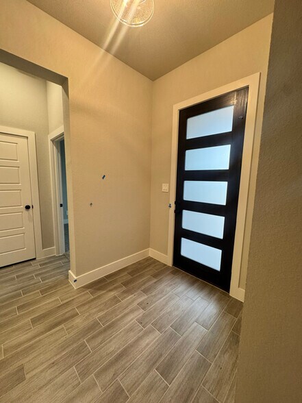 Building Photo - 632 Mooney Dr
