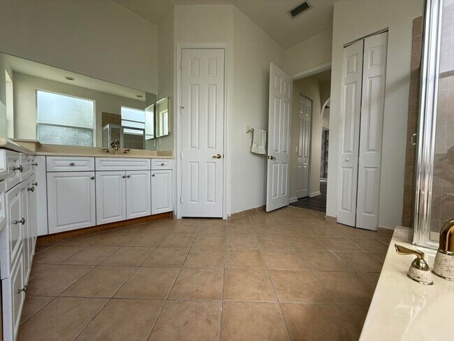 Building Photo - 2793 Shaughnessy Dr