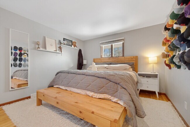 Building Photo - Gorgeous 3 Bedroom In Saint Anthony Village - Dogs Welcome!