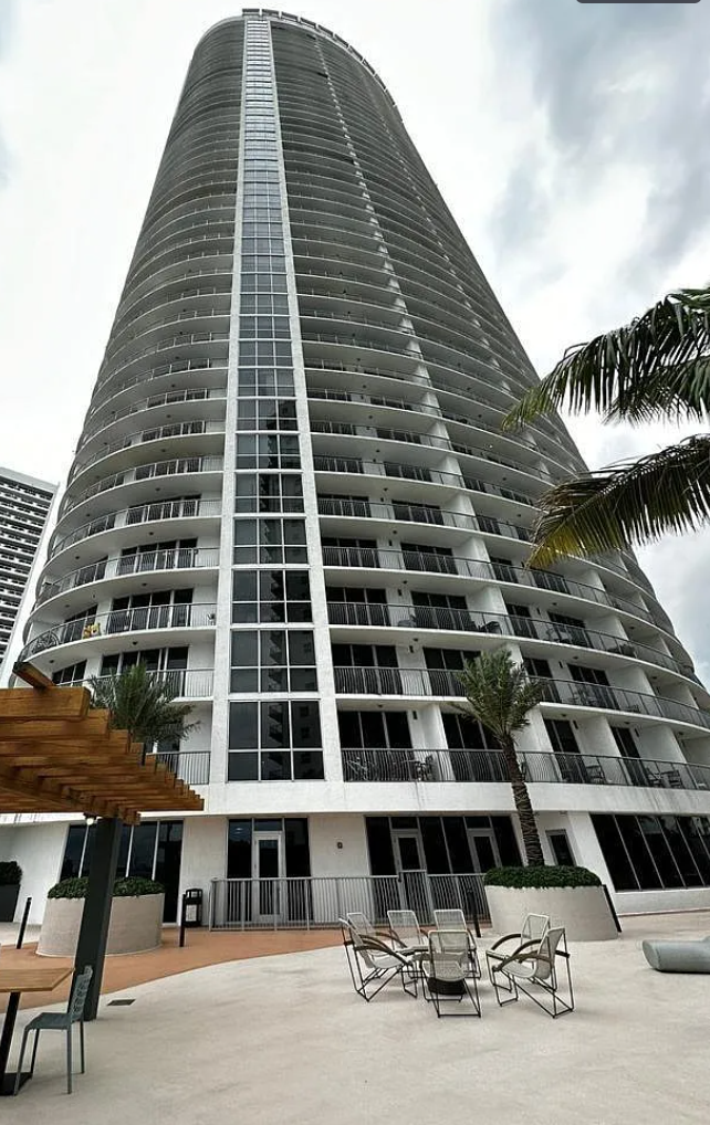 Building Photo - 1750 N Bayshore Dr