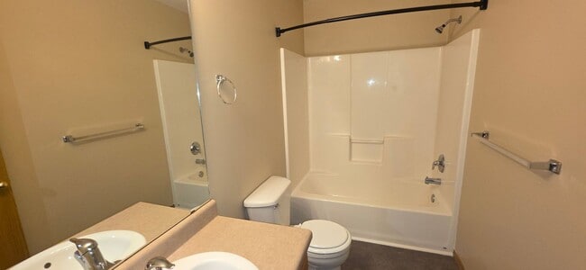 Building Photo - 3 Bedroom 2 Bathroom close to Missouri State University for $1295!