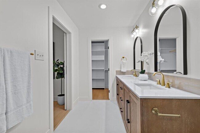 Building Photo - 5102 Summerset Trail