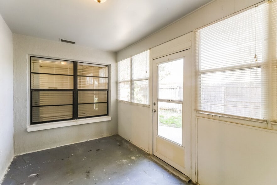 Building Photo - 10935 Livingston Dr