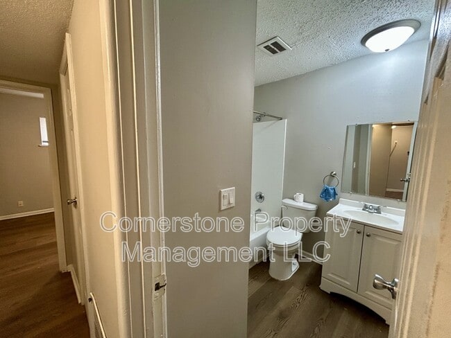 Building Photo - 2506 Redbud Ln