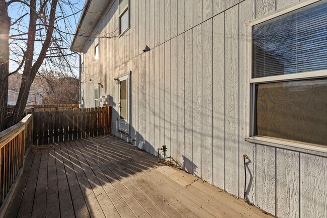 Building Photo - 977 Columbine Ave