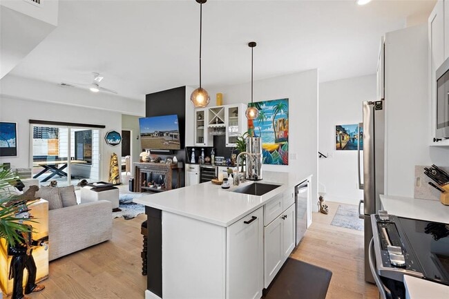 Building Photo - 4800 Vinson Dr