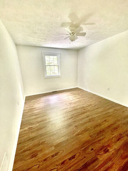 Building Photo - 1010 River Oaks Dr