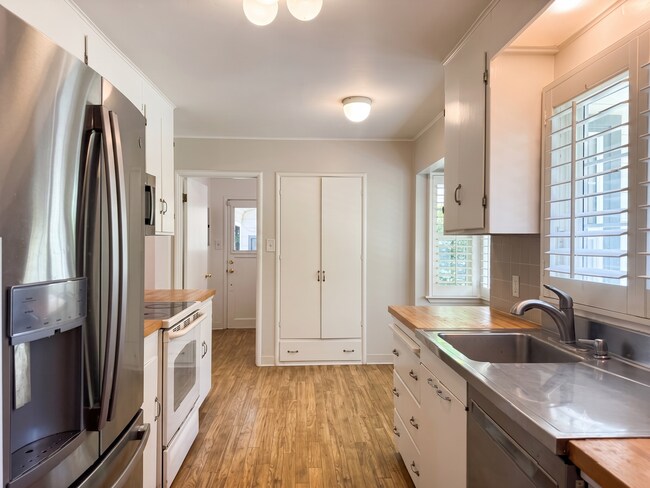 Building Photo - Fabulous single level Lafayette home nestled at the end of a tree-lined drive.