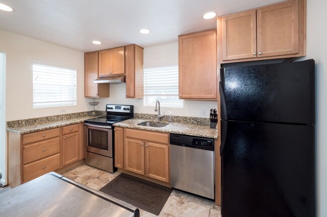 Building Photo - Immaculate 3 bedroom 2 bath bungalow at Oc...