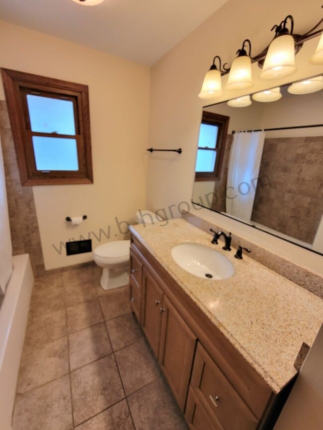 Building Photo - Great Location!