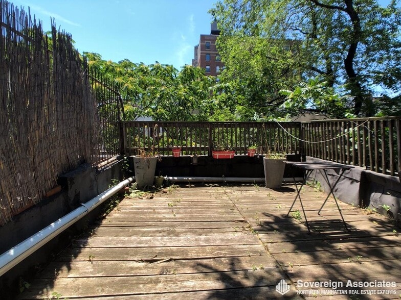 Building Photo - 320 W 106th St