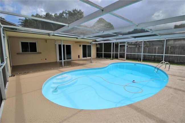 Building Photo - 3082 Cascade Dr