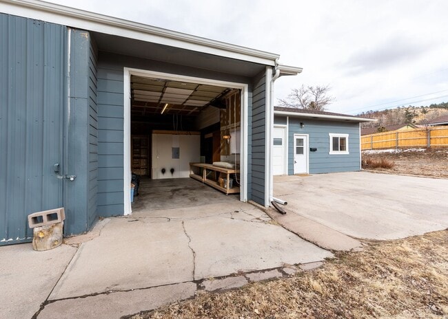 Building Photo - Centrally located Cute 2 Bed Bungalow with Garage