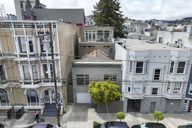 Building Photo - 1076 S Van Ness Ave