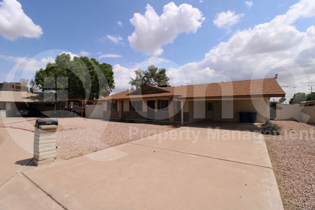 Building Photo - 1215 E Geneva Dr
