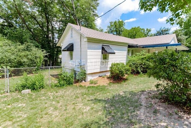 Building Photo - NOW OFFERING 1/2 MONTH FREE IF LEASE SIGNE...