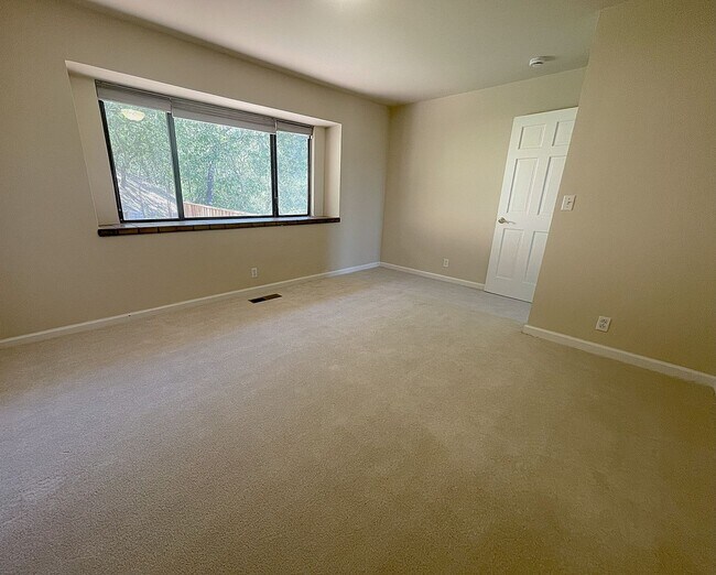 Building Photo - $5495 - Large Gorgeous 3/2 Tri-Level Home ...