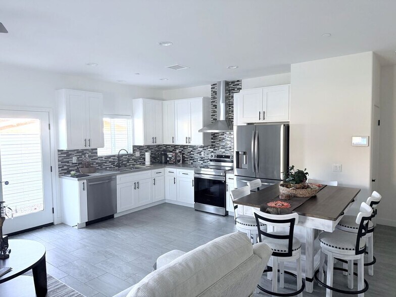 Primary Photo - 66191 Mission Lakes Blvd