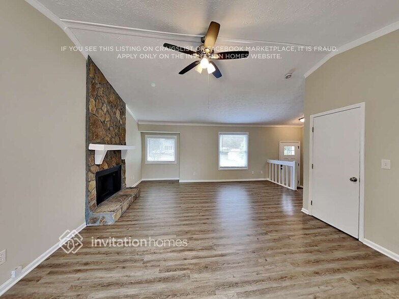 Building Photo - 4030 Leicester Dr NE