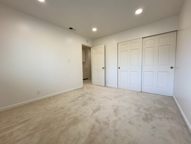 Building Photo - Beautifully Updated 3-Bedroom Townhome in ...