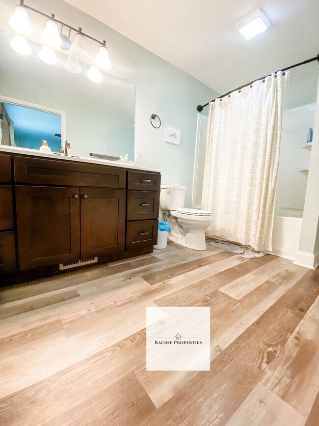 Building Photo - Come See This Updated Home in Clinton!