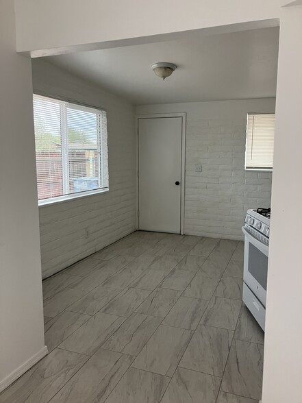 Building Photo - 2832 N Sparkman Blvd