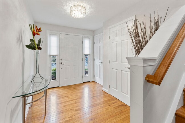 Building Photo - 2025 N Buchanan Ct