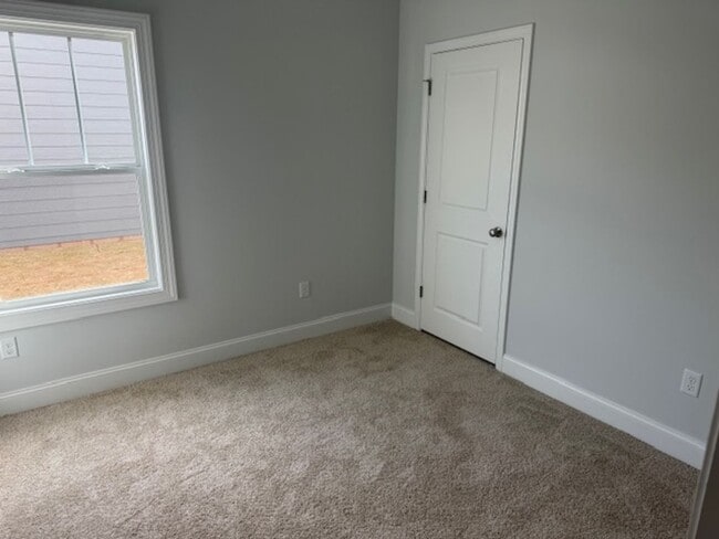 Building Photo - 210 Lenox Cir