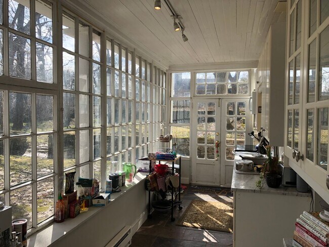 Building Photo - Updated 4 Bed / 2 Bath - Quiet Location, P...