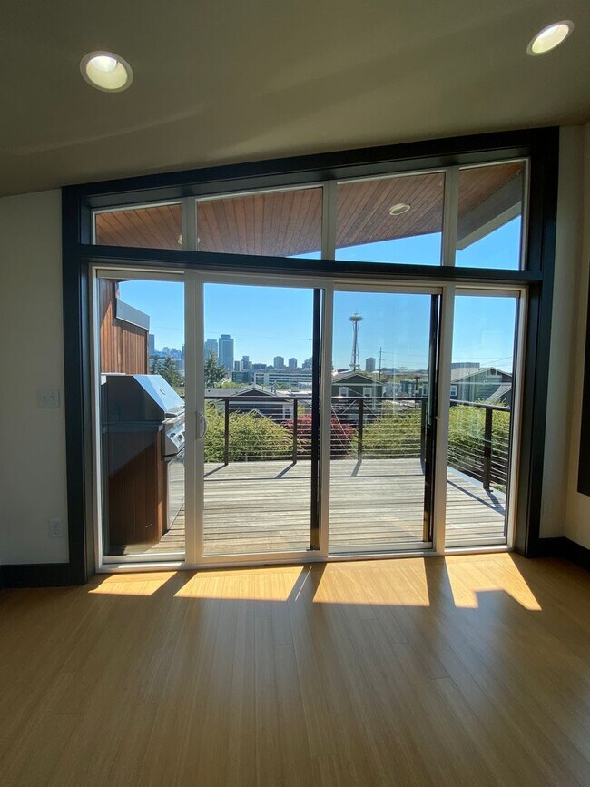 Building Photo - Stunning 2 Bed, 2 Bath Townhouse with Breathtaking Views! Steps away vibrant shops, restaurants, ...