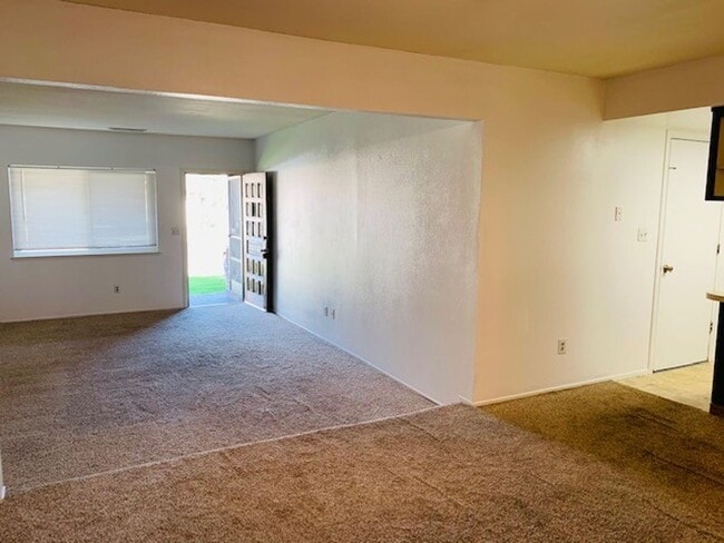 Building Photo - Great Duplex