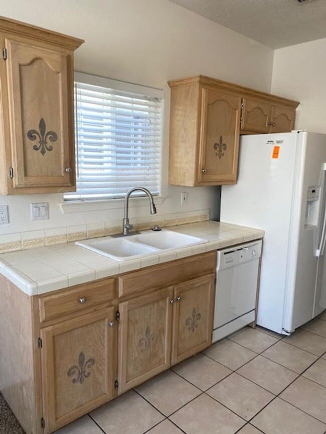 Building Photo - Spacious Two Story Home in the NE Heights ...
