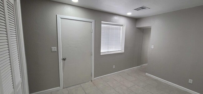 Building Photo - 3031 Findley Ave