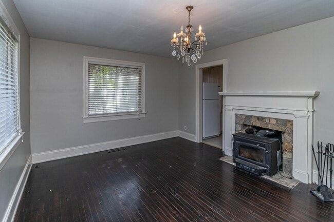 Building Photo - CHARMING 2 Bedroom/1 Bathroom w/ Bonus Roo...