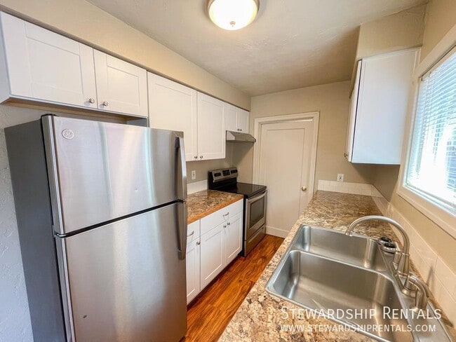 Building Photo - 1376 W 6th Ave