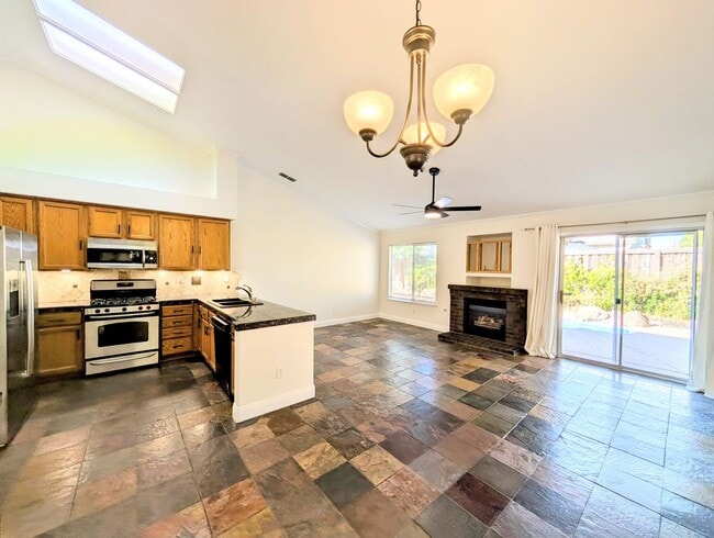 Building Photo - BEAUTIFUL SINGLE FAMILY HOME IN FOLSOM!