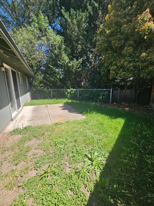 Building Photo - 3 Bedroom Home Near Schools!