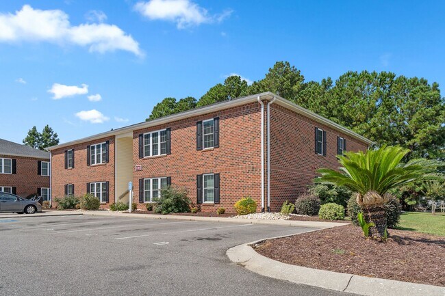 Building Photo - Who doesn't love  high speed internet, cable, water, sewer, trash & pest control included with th...