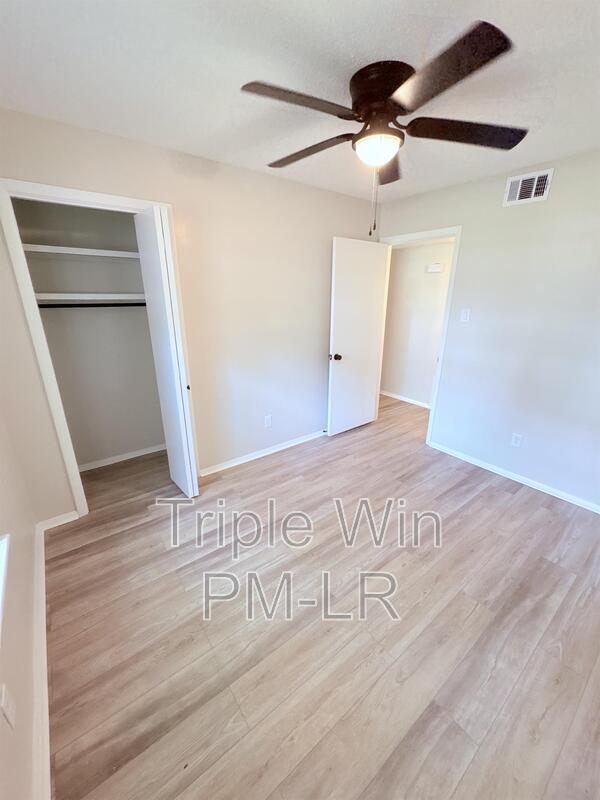Building Photo - 220 Randall Dr