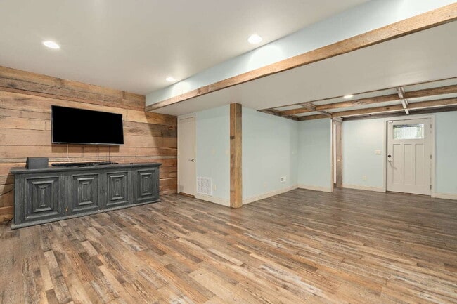 Building Photo - Charming 2 Bed / 3 Bath Home for Rent in Clyde, NC!