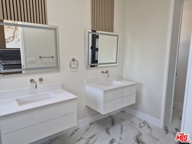 Building Photo - 5299 1/2 Crebs Ave