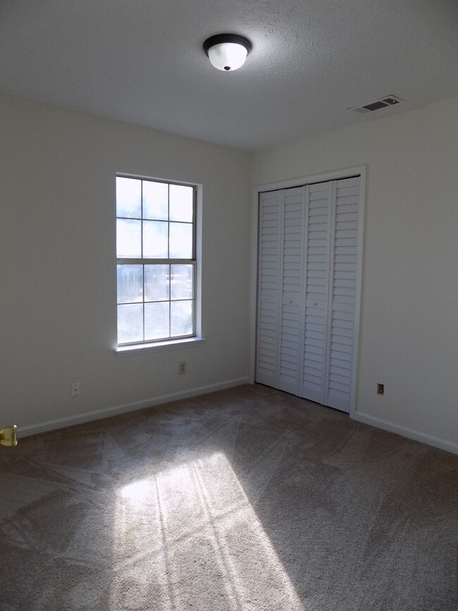 Building Photo - 3 Bedroom Home Close to Georgia Southern's...