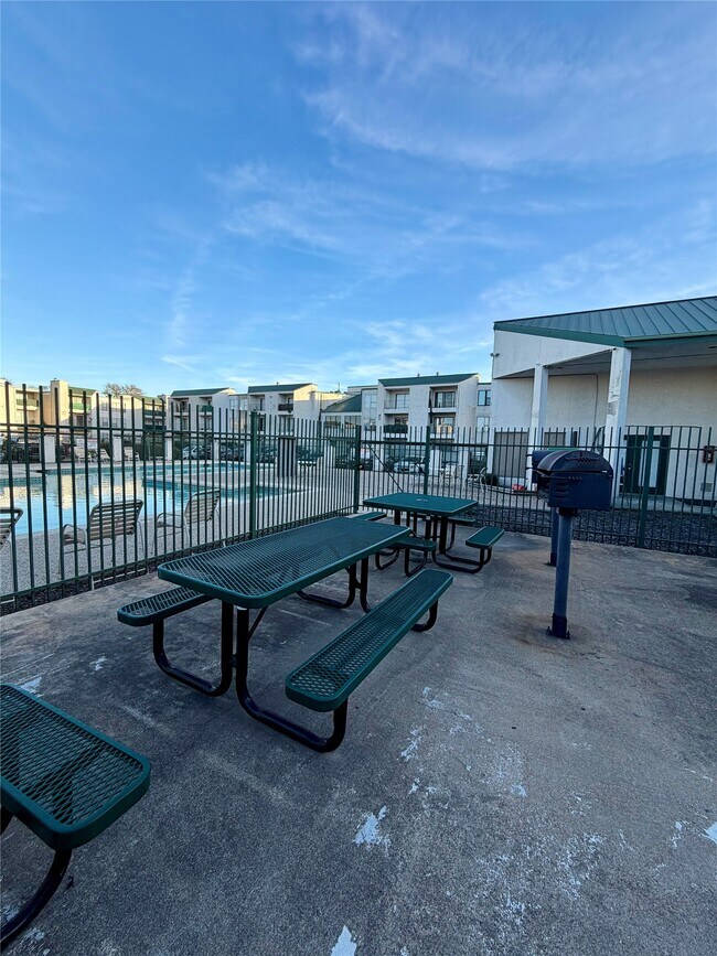 Building Photo - 2822 S Bartell Dr