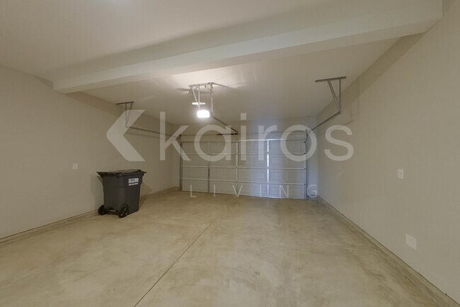 Building Photo - 948 Silent Barge Cv