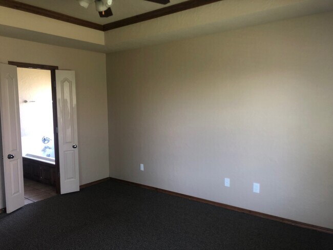 Building Photo - 3604 Kensington Dr