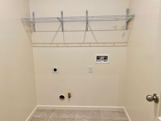 Building Photo - $2,295 Bullard & Leonard, Charming 3 Bedroom - La Canada Ave, Clovis