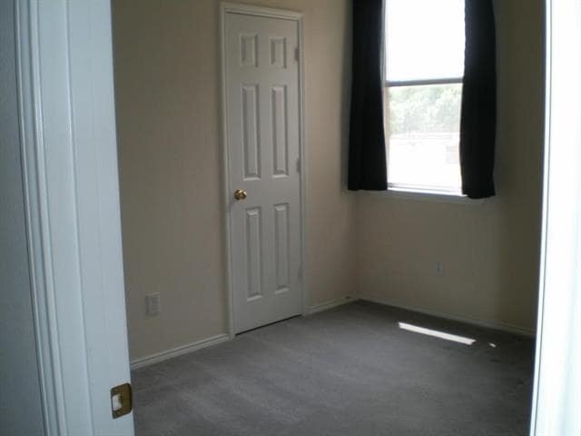 Building Photo - 2213 Willow Dr